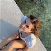 Studentessa universitaria che fornisce aiuto compiti/ lezioni ai ragazzi delle elementari/medie